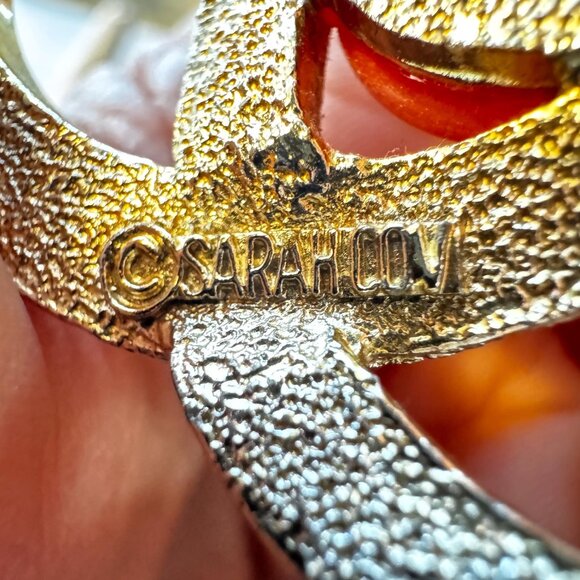 Sarah Coventry Coral Cabochon Gold Tone Circle Brooch 1.75 Inch - Picture 3 of 7